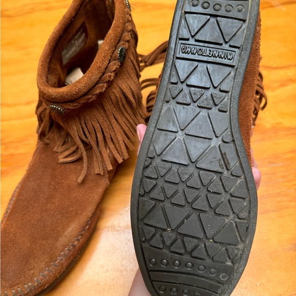 Minnetonka Ankle Moccasins Size 9 Womens Suede Leather Fringed Studs Zip Up Back - Picture 9 of 14